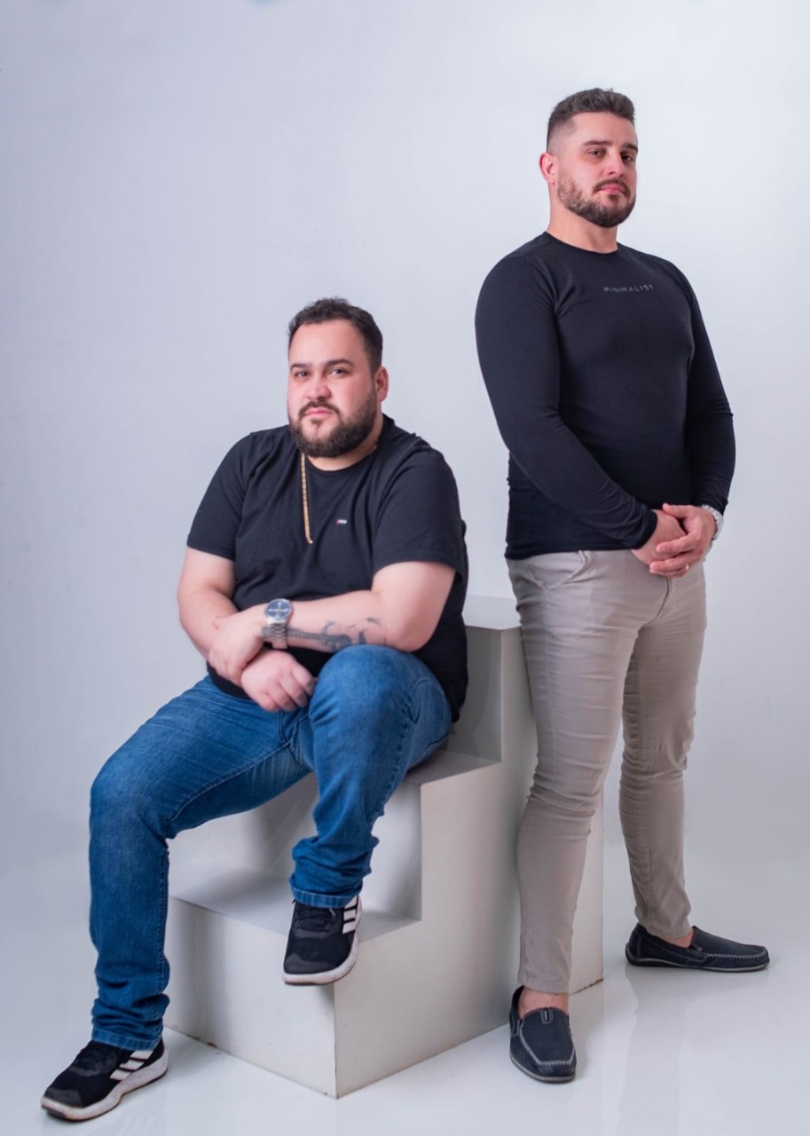 Pablo e Patrick em ensaio, um sentado e outro em pé